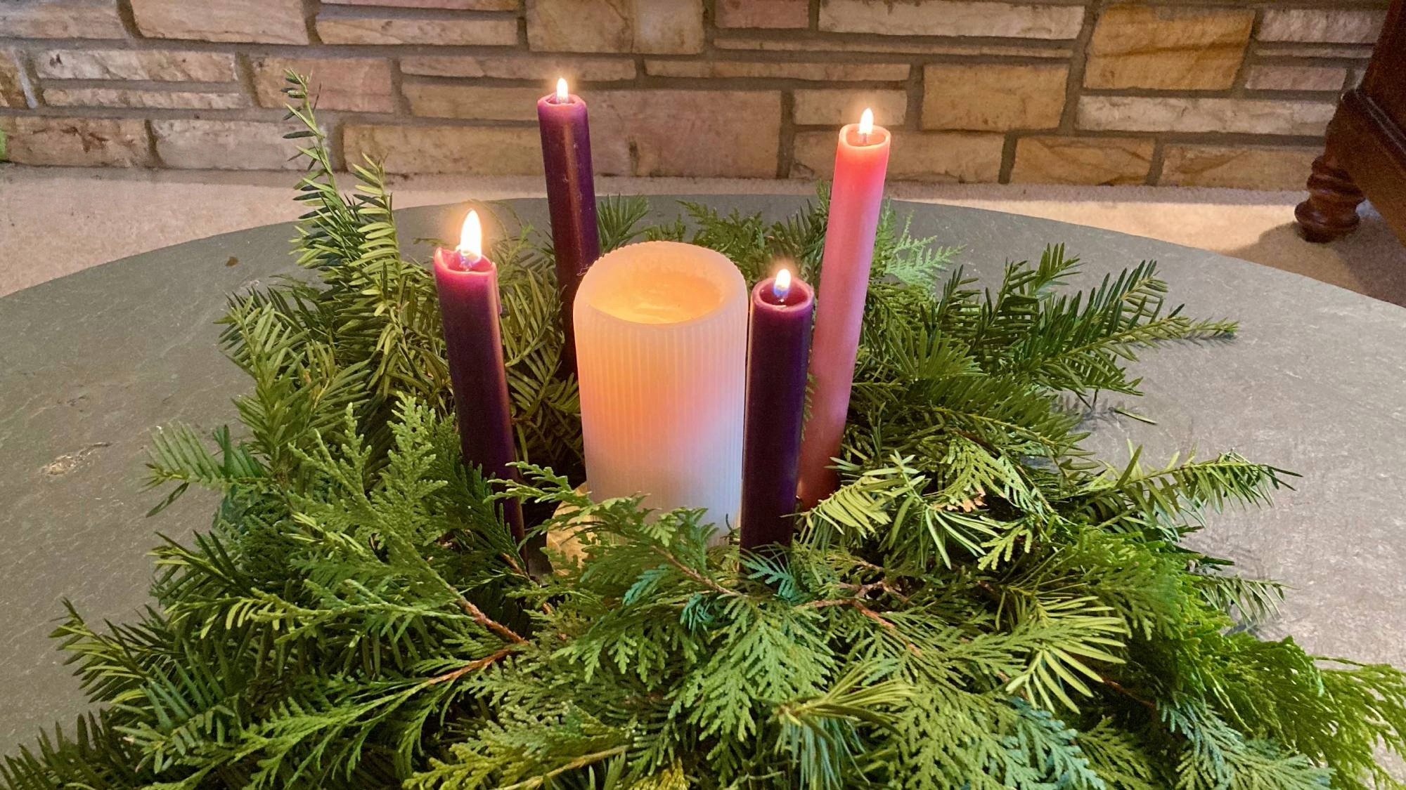 Example of how to make advent wreath from foraged materials
