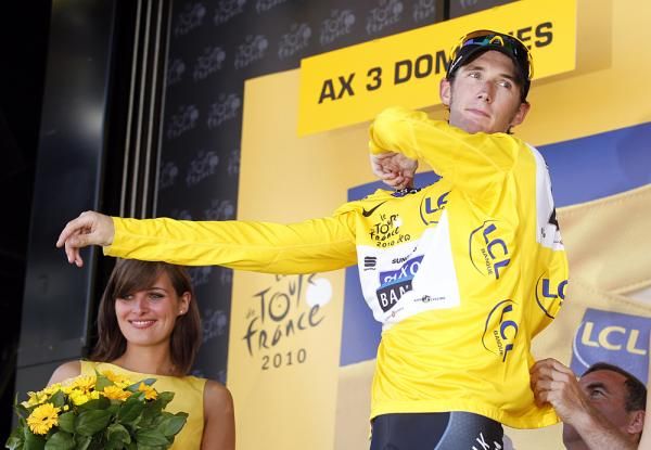 Andy Schleck (Saxo Bank) pulls on another maillot jaune after stage 14