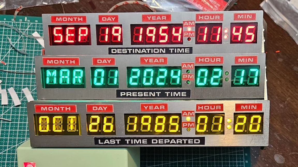 Raspberry Pi Pico wird in der Nachbildung der Zeitschaltkreise „Zurück in ...
