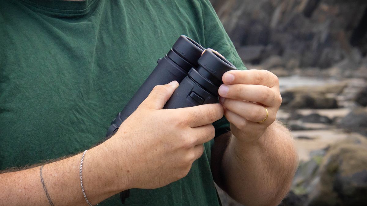 手持 Nikon Monarch M7 8x42 雙筒望遠鏡的人的特寫鏡頭。