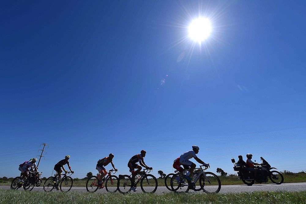 The sun beats down on the San Luis peloton.
