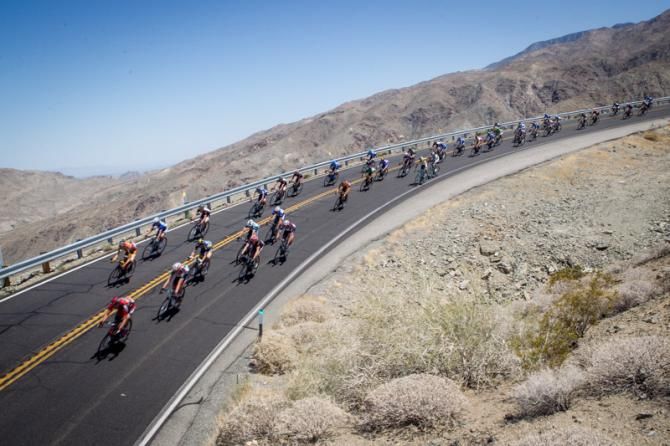 The peloton on the descent to Palm Springs.