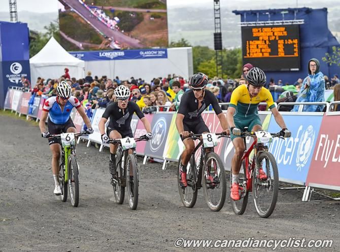4 leaders start last lap