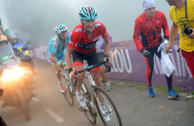 Chris Horner drops Vincenzo Nibali on the Alto de l'Angliru