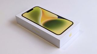 Apple iPhone 14 jaune dans sa boîte