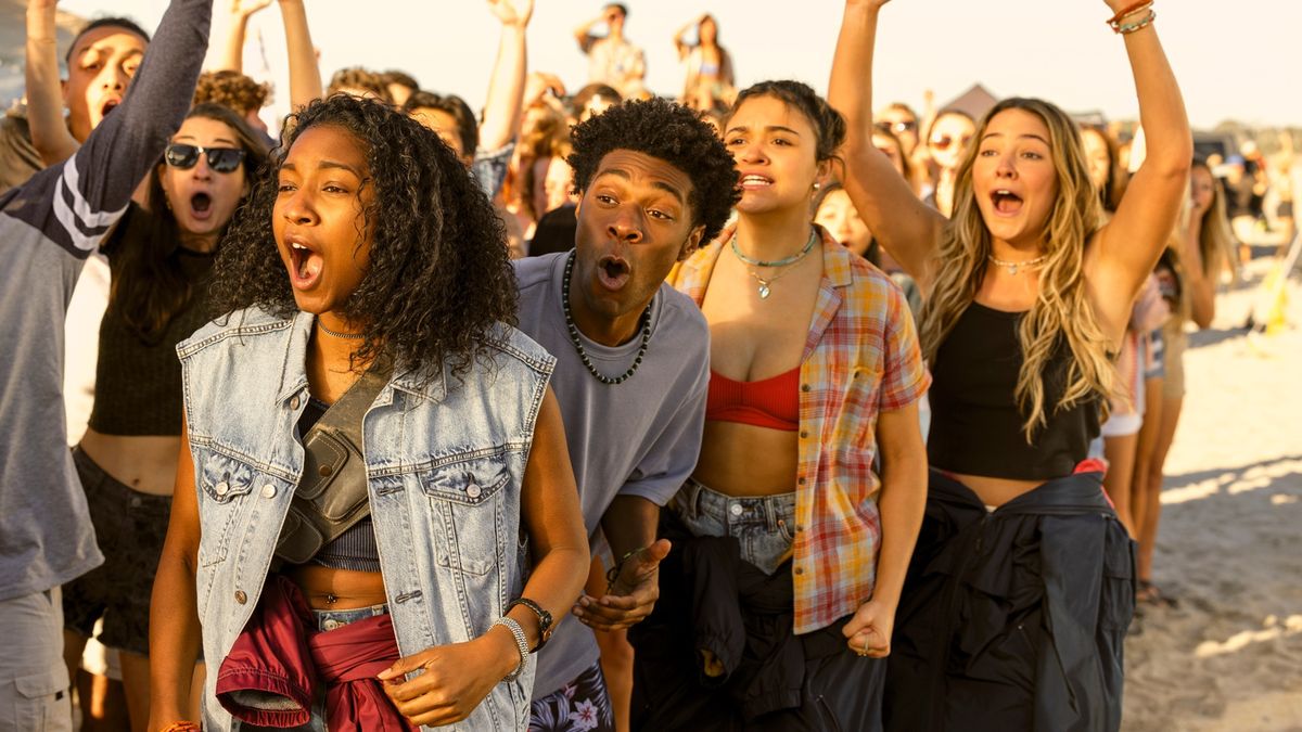 Carlacia Grant as Cleo, Jonathan Daviss as Pope, Madison Bailey as Kiara, Madelyn Cline as Sarah Cameron in episode 401 of Outer Banks