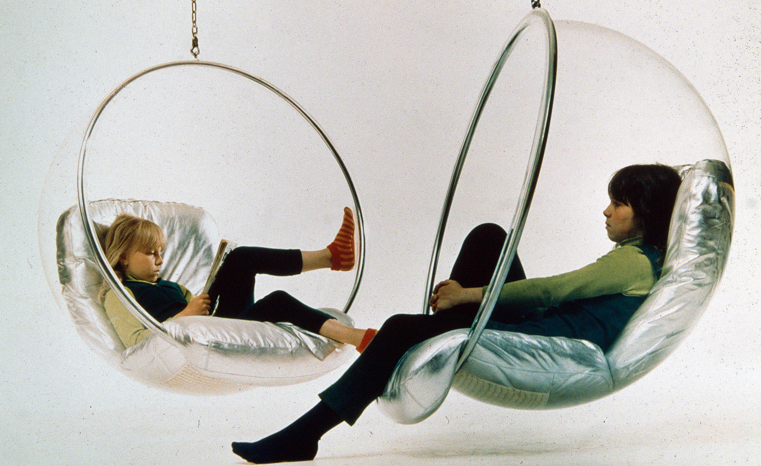 Aarnio’s daughters relax in his space-age ‘Bubble’ chairs