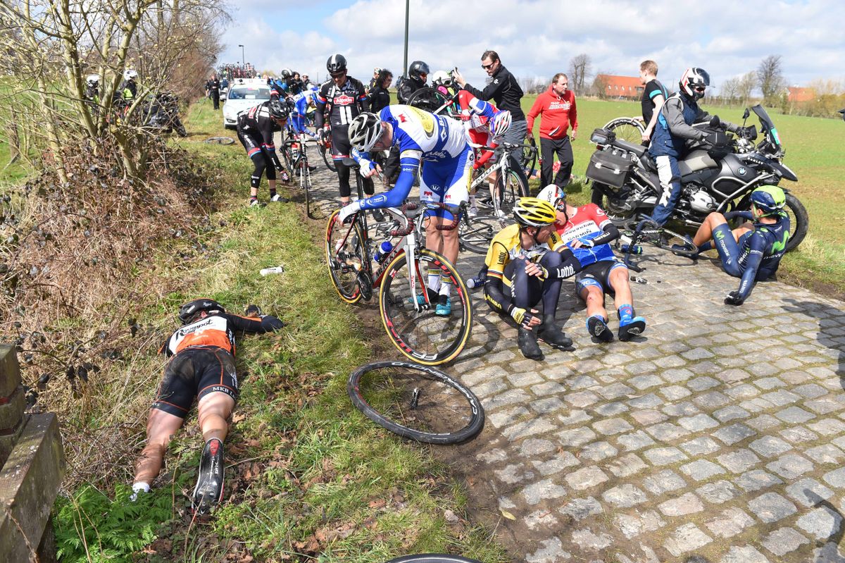 A massive crash in the E3 Harelbeke