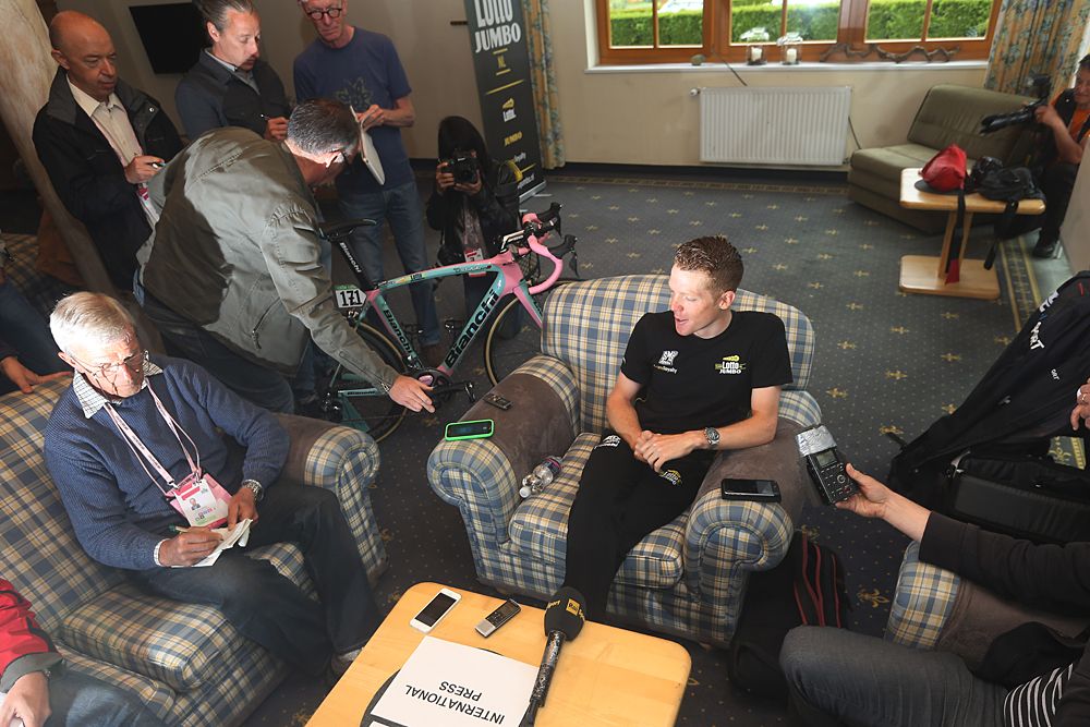 Steven Kruijswijk (LottoNL-Jumbo) surrounded by the media