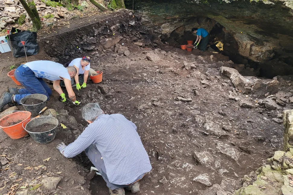 As escavações na caverna Tina Jama, perto da cidade de Sgonico, na região de Trieste, na Itália, estão sendo conduzidas por arqueólogos italianos e eslovenos. (Crédito da imagem: Federico Bernardini)