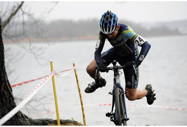 Peter Rubijono (Embrocation/Igleheart/MadAlchemy) gets back on the bike after the run-up.
