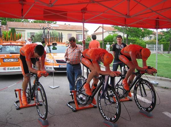 The Euskaltel-Euskadi team gets ready for the time trial