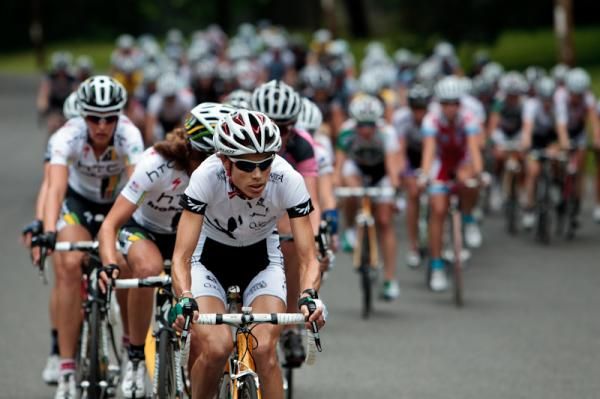 Cath Cheatley (Colavita-Forno d'Asolo) pulling the group along.