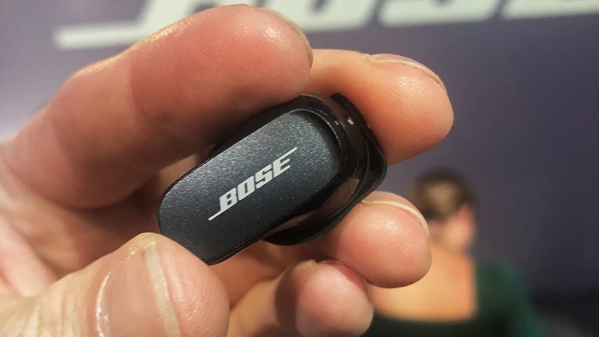 Наушники Bose QuietComfort II держал в руке