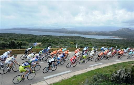 The Criterium International peloton