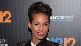 Alicia Keys with short hairstyle for thick hair