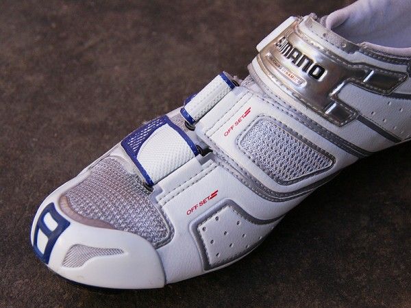 Offset forefoot straps deliver a snug fit free of pressure points up top