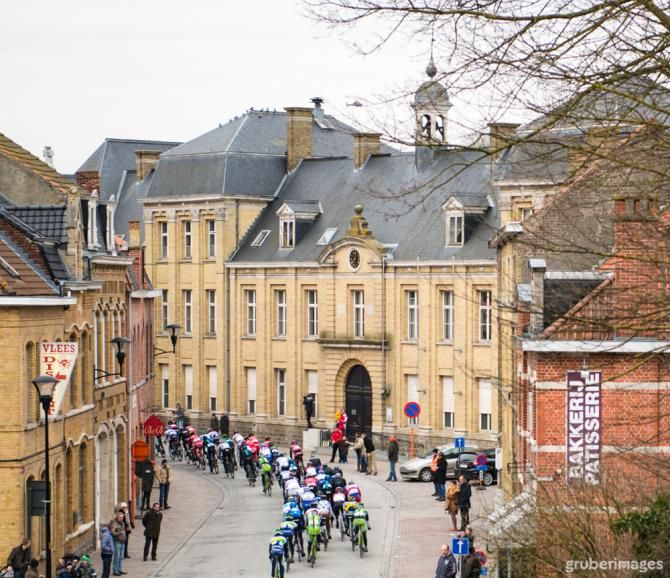 The peloton races through Ieper