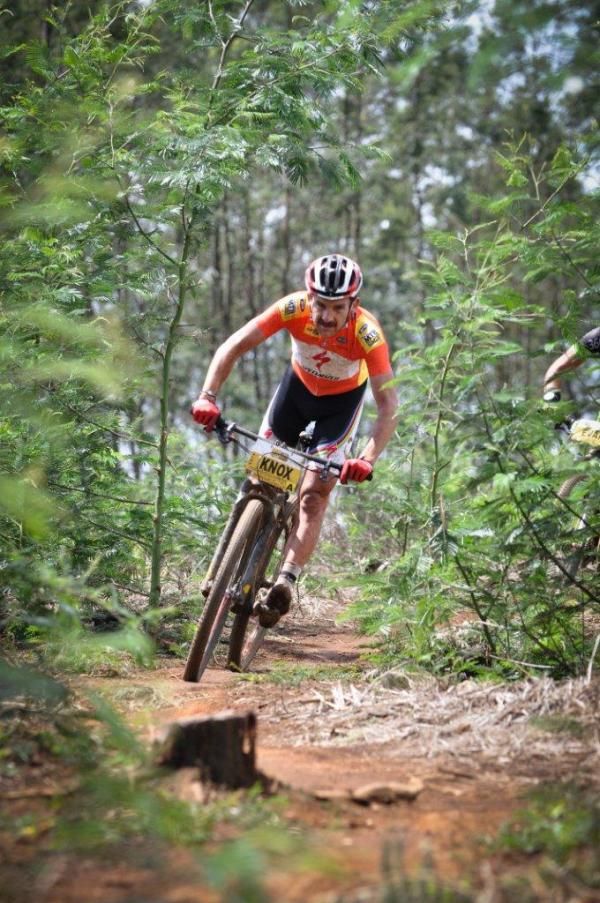 Max Knox being chased down by Kevin Evans in the flowing singletrack