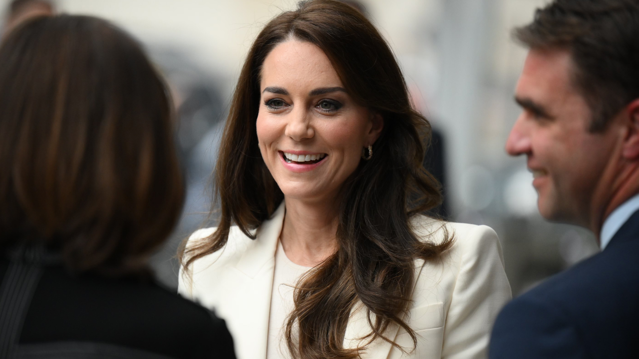 Kate Middleton&#039;s gold belt