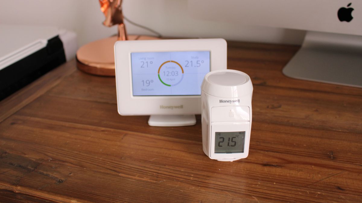Main terminal and radiator valve for Honeywell Evohome smart thermostat, which is rated number 3 in our guide, showing the main interface with the current room temperature and target temperature