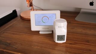 Honeywell Evohome stående på et bord