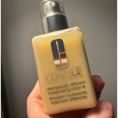 A picture of the clinique dramatically different moisturiser