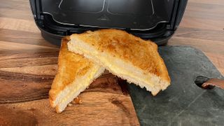 En toast ligger på en köksbänk efter att ha tillagats i en airfryer.