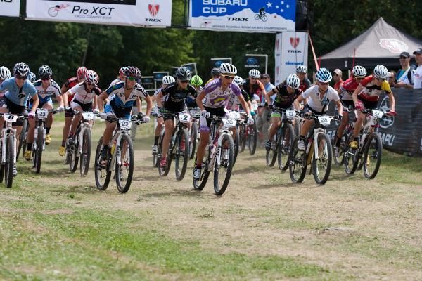 Amanda Sin (Scott 3Rox Racing) leads the elite women's field off the start line