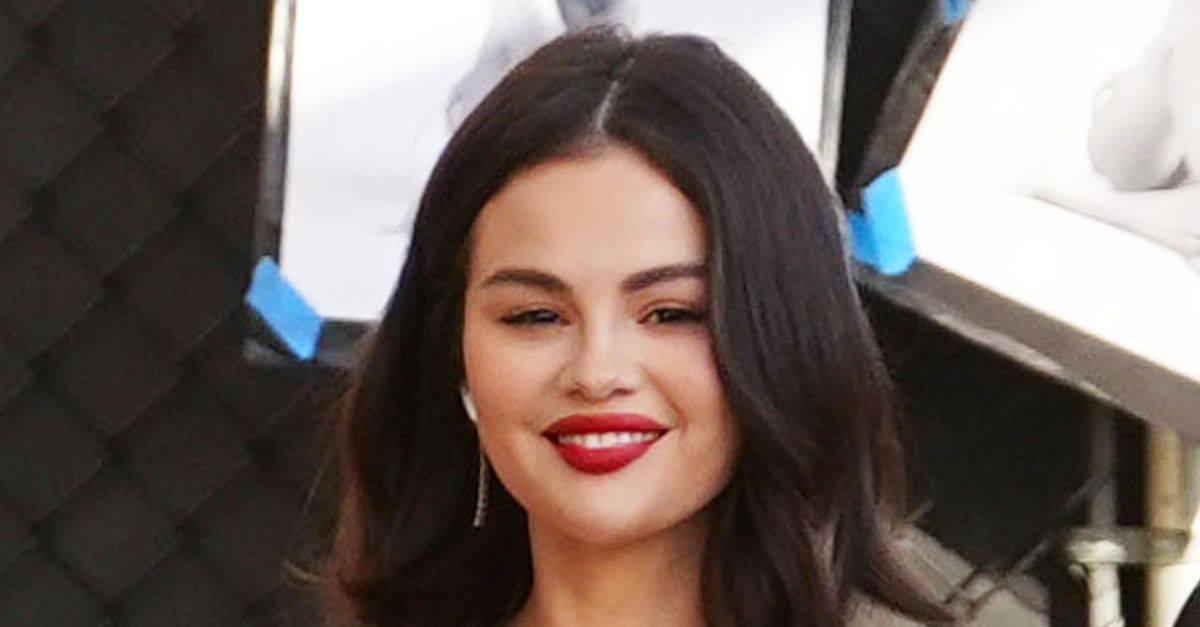 วัสดุการแต่งงาน: มินิประดับมุกของ Selena Gomez ให้ความรู้สึกของเจ้าสาว