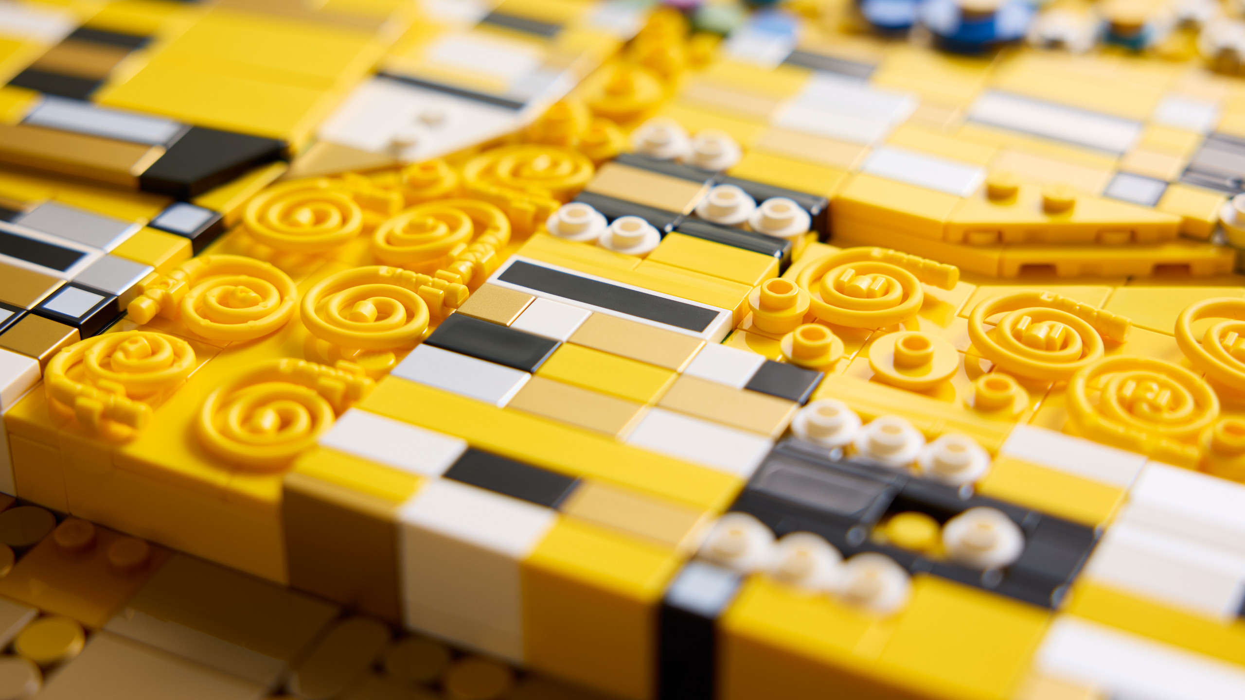 A detail of the surface of the Lego Kiss
