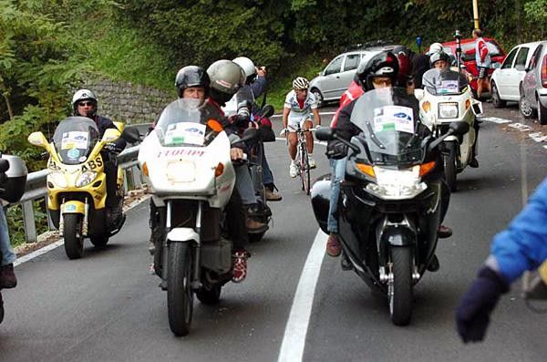 Paolo Bettini (Quick-Step) making his way through the convoy on the Ghisallo.