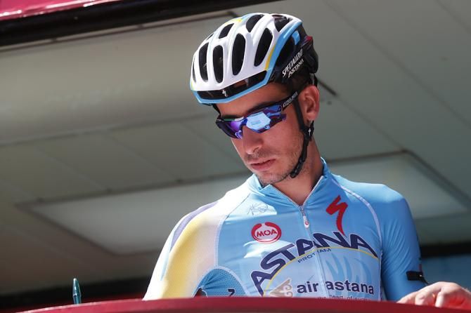 Fabio Aru (Astana) signs in at the start of stage 4