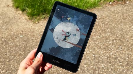 the kindle colorsoft 2026 photographed in direct sunlight 