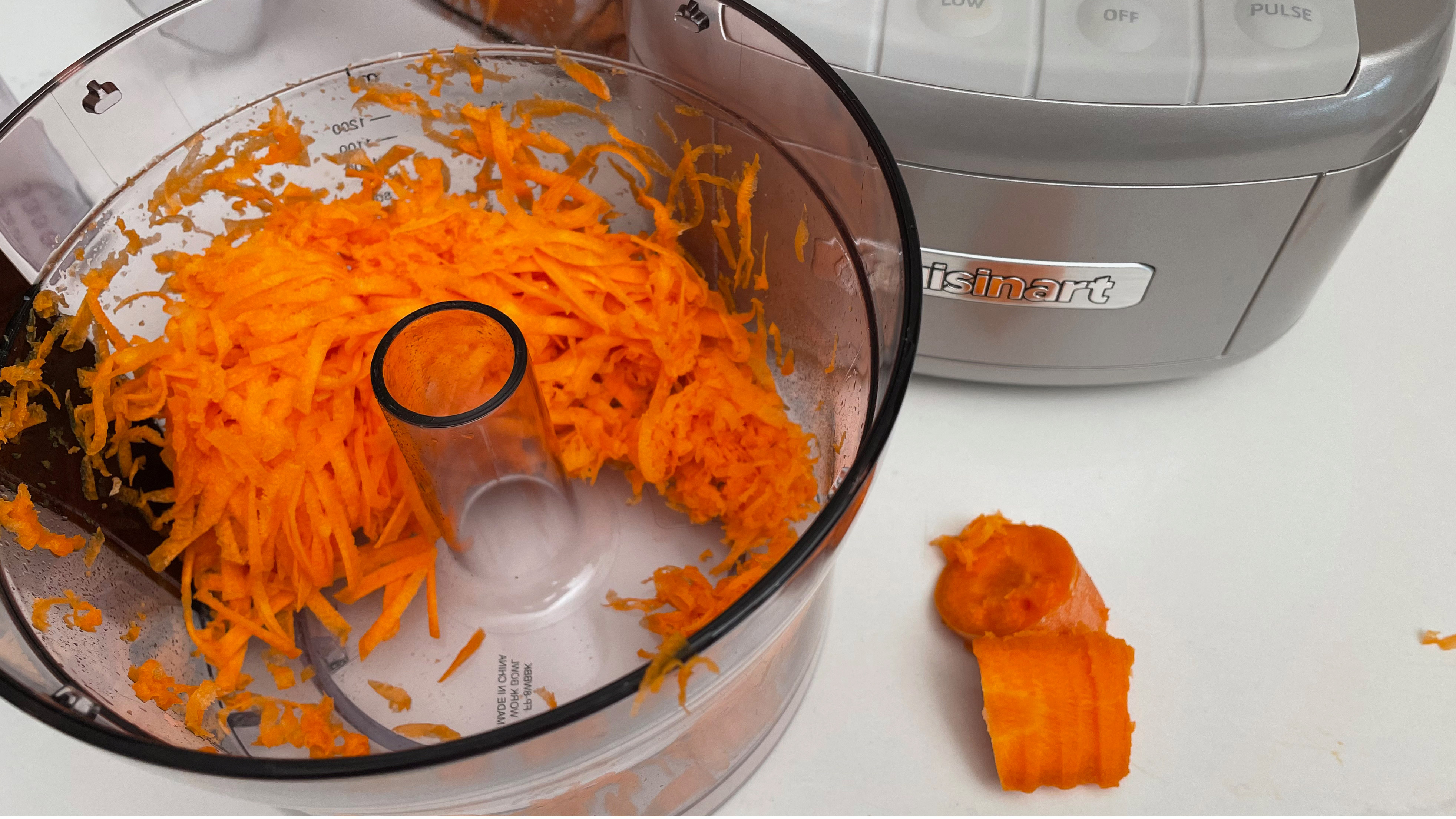 O Cuisinart Easy Prep Pro FP8 acabou de ser usado para triturar cenoura
