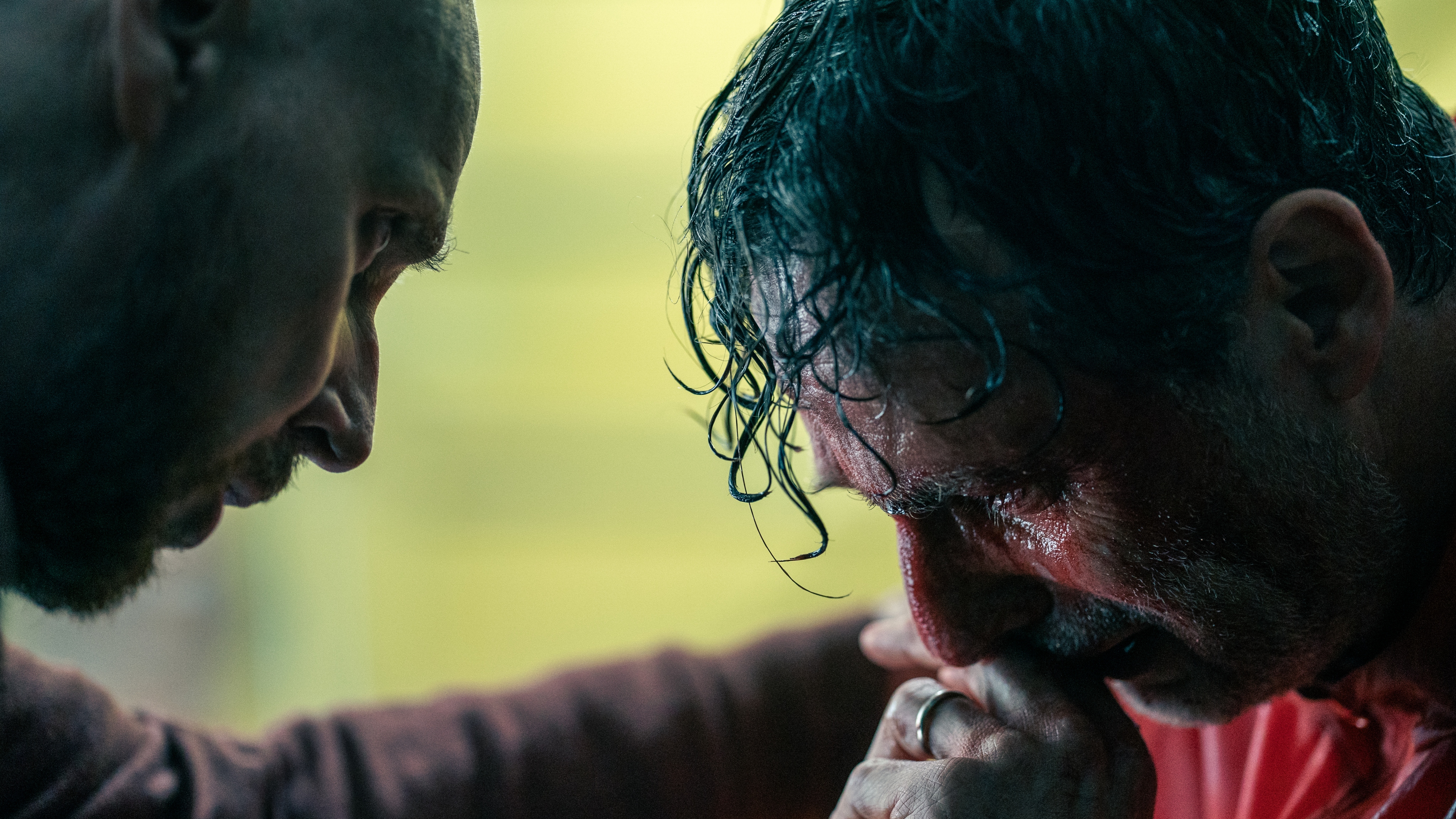 Tommy (Ewen Bremner) consoles John (Andrew Lincoln)