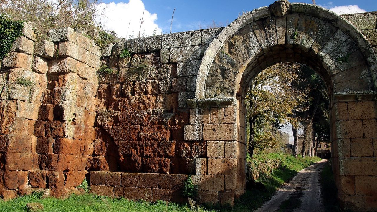 1599px-porta_di_giove_falerii_novi_06_cropped.jpg