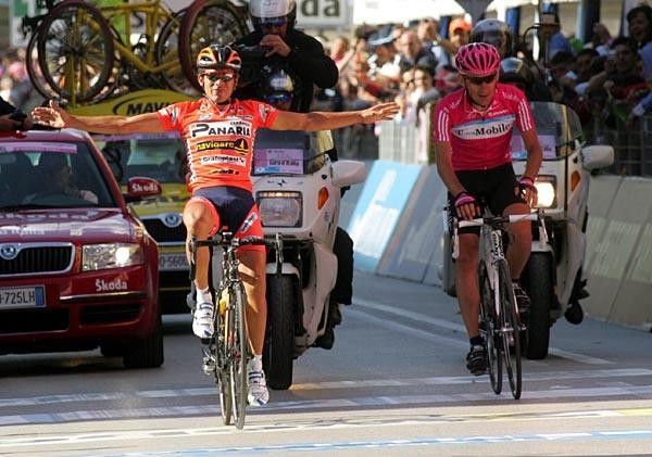 Colombia's Luis Felipe Laverde Jimenez (Ceramica Panaria - Navigare) rolls in with Pinotti.