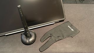 Huion Kamvas Pro 13 (2.5k) stylus and glove