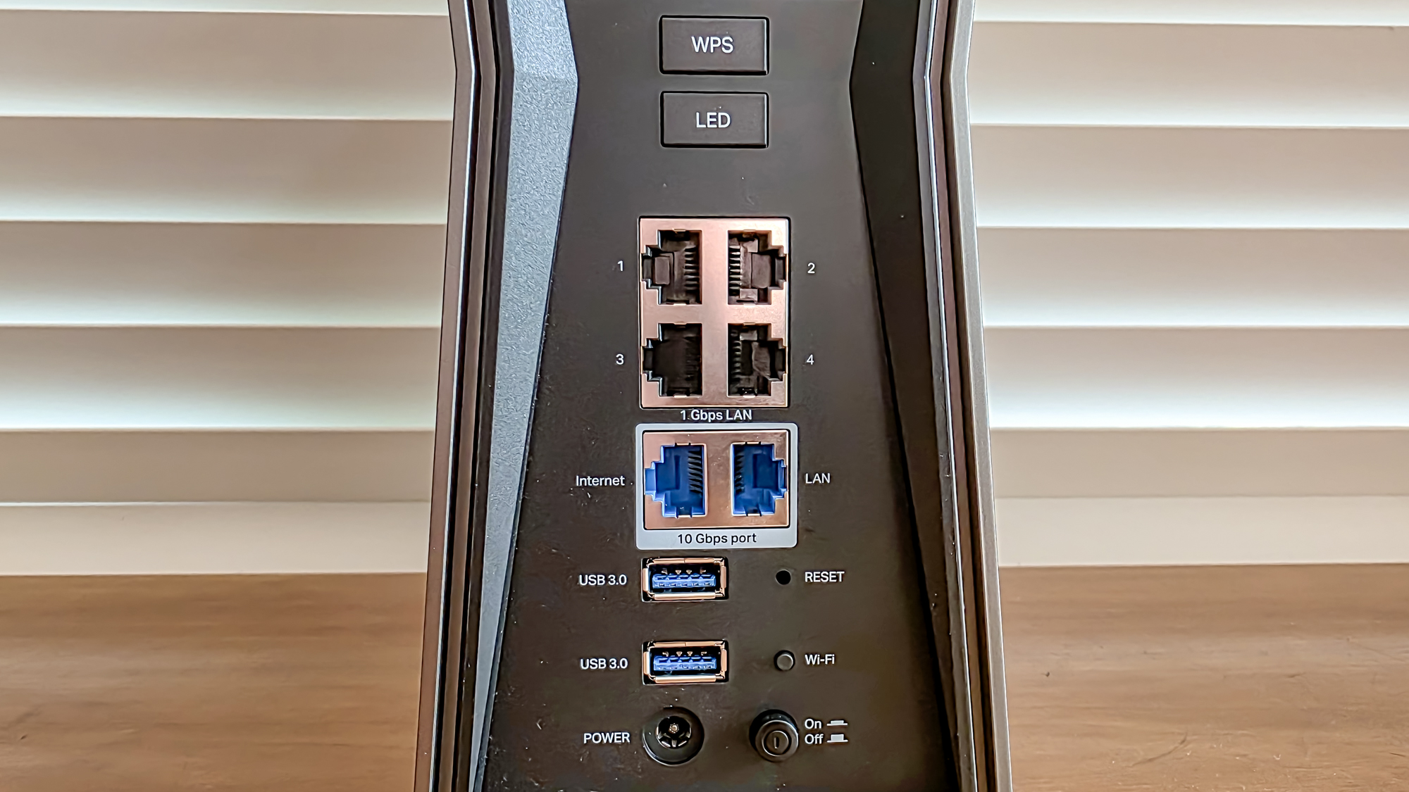روتر TP-Link Archer BE770 روی طاقچه پنجره