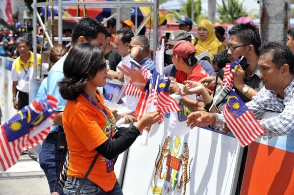 Race staff distribute local colours at the finish line