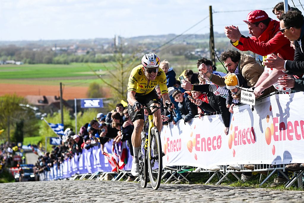 2026 Tour of Flanders: Wout van Aert en route to fourth