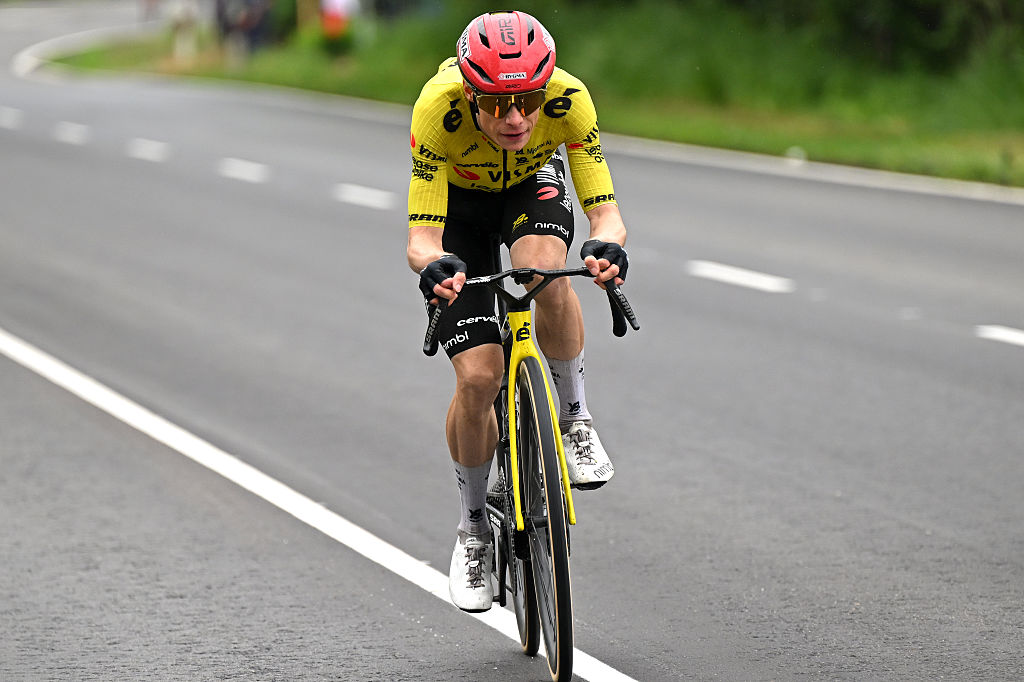 VELIKO TARNOVO, BULGÁRIA – 9 DE MAIO: Jonas Vingegaard da Dinamarca e do Visma | A equipe Lease a Bike compete na separação durante o 109º Giro d&apos Itália 2026, etapa 2 dos 221 km de Burgas a Veliko Tarnovo / #UCIWT / em 9 de maio de 2026 em Veliko Tarnovo. Bulgária (foto de Tim De Waele/Getty Images)