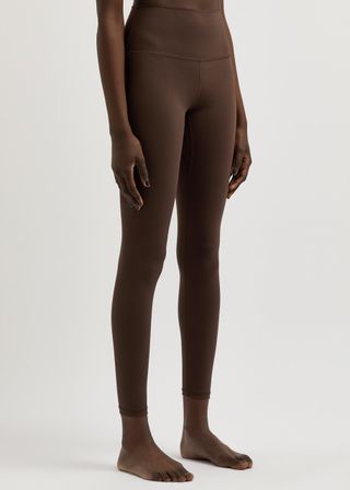 j3ne9JE9LXMJrF2tvfxVaV-320-80 ارتدت جينيفر لوبيز اتجاه ألوان Legging الجديد لصيف 2025