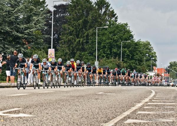 Leopard Trek keep the peloton lined out