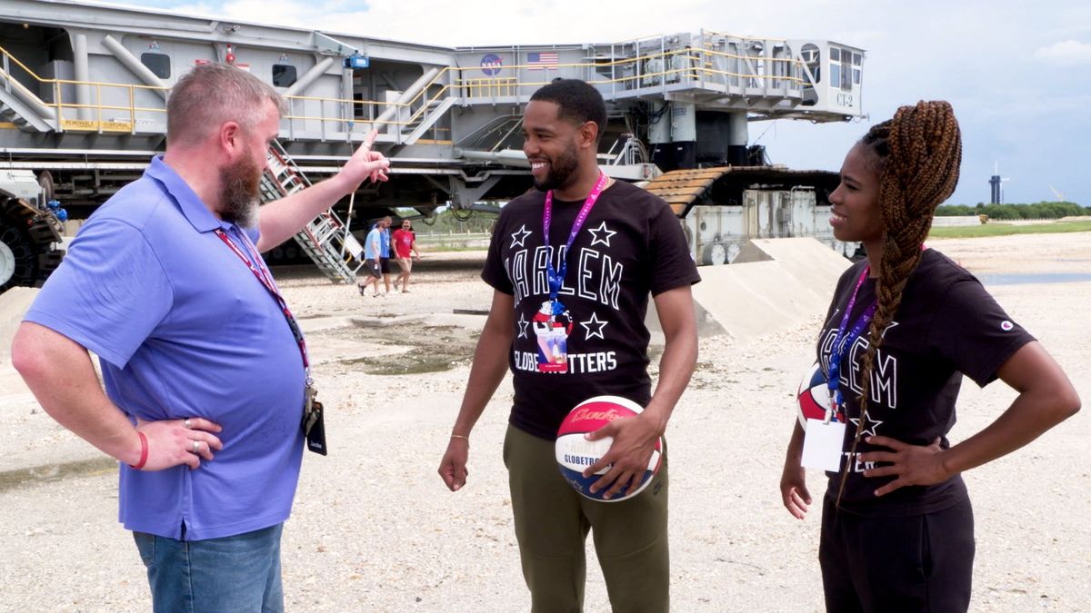 Harlem Globetrotters Play It Forward