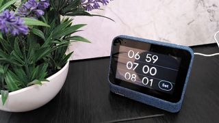 Setting an alarm on the Lenovo Smart Clock 2