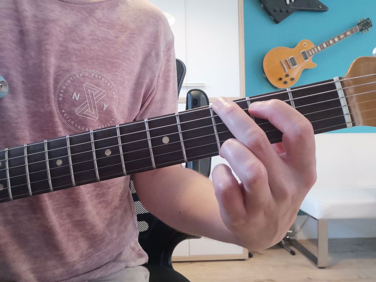How to play the G chord on guitar