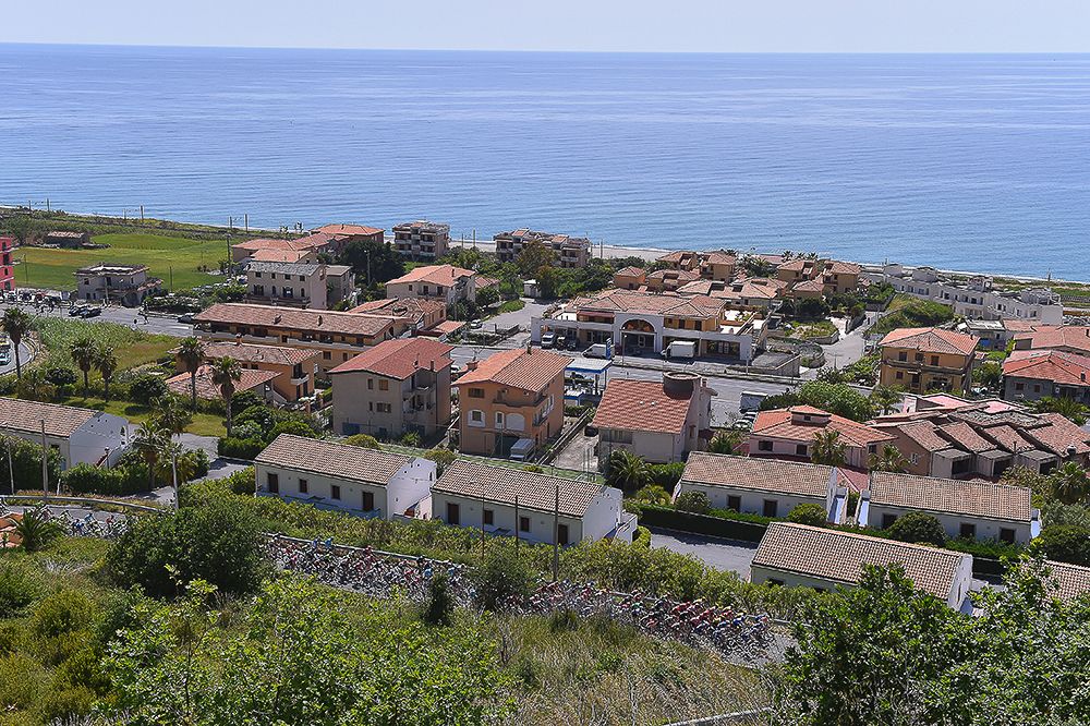 The peloton rides along the coast during the Giro's fourth stage.
