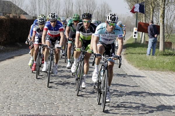 The chasing group heads across the pave'